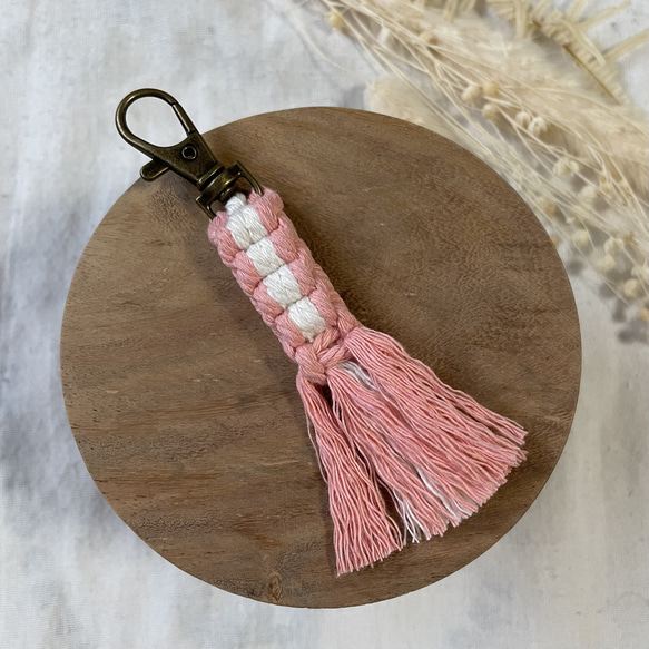 マクラメ キーホルダー ピンク ハンドメイド マクラメキーホルダー ストラップ マクラメ編み バッグや