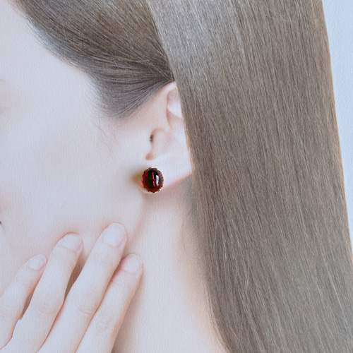 大ぶりスワロフスキー ルビーレッドサージカルステンレスピアス おお