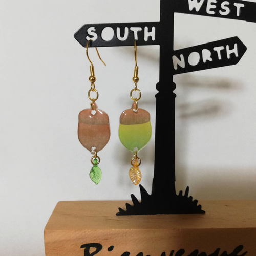 揺れるドングリと葉っぱのビーズのピアス ピアス（フック・チェーン