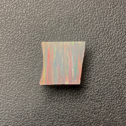 《人工オパール》(ネオンオパール) 原石 ホワイト/赤斑 3.1g (樹脂含侵) 1枚目の画像