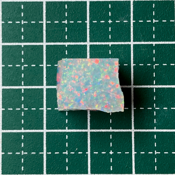 《人工オパール》(ネオンオパール) 原石 ホワイト/赤斑 3.1g (樹脂含侵) 2枚目の画像