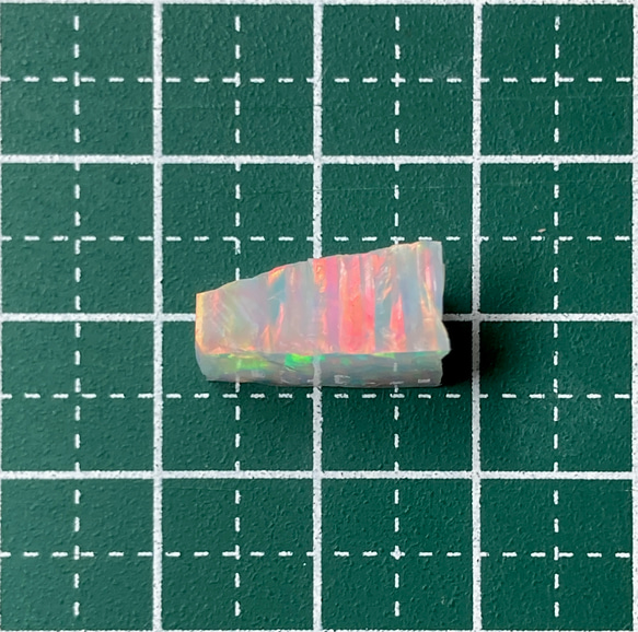《人工オパール》(ネオンオパール) 原石 ホワイト/赤斑 1.4g (樹脂含侵) 2枚目の画像