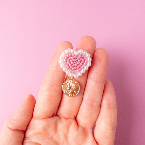 ハートのビーズ刺繍とゆらゆらコインチャームのピアス