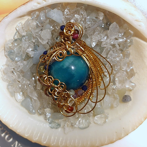 宝石質 ヴィクトリアストーン（14mm） ワイヤーアート・ペンダント