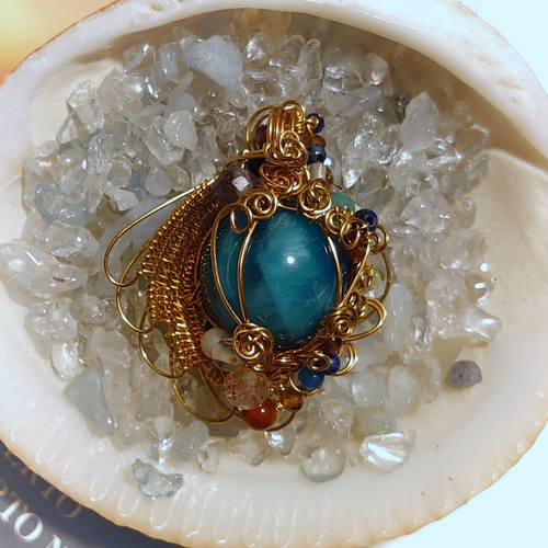 宝石質 ヴィクトリアストーン（14mm） ワイヤーアート・ペンダント