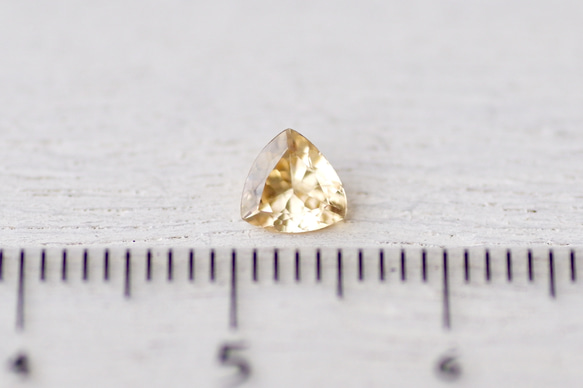 イエロー・ジルコン＊トリリアント・カット＊0.48ct＊5.0mm＊ZI-003 5枚目の画像