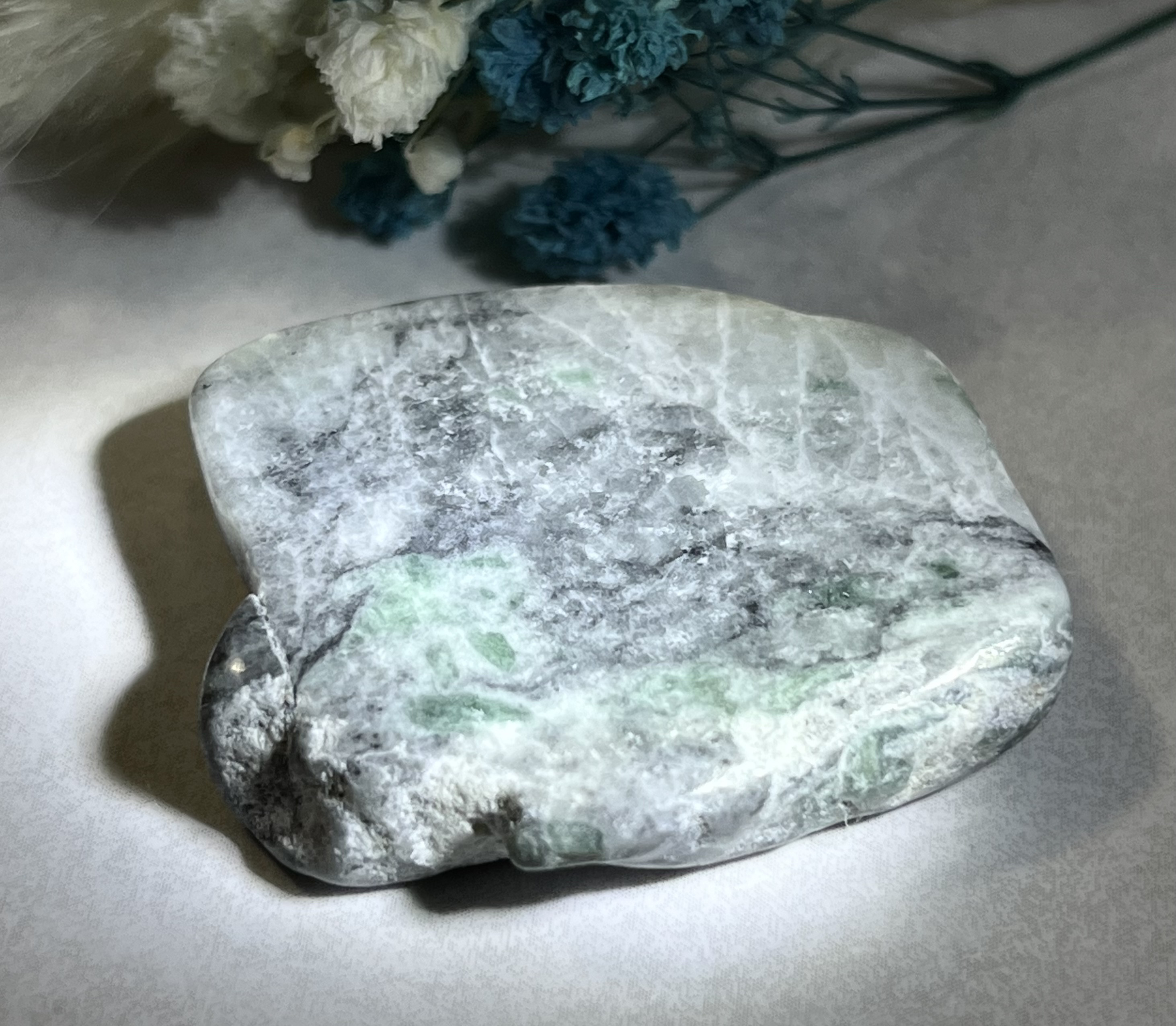 【即決で¥1000オフ】透過が美しい糸魚川翡翠原石 約327g 高透過の美翡翠］糸魚川翡翠 白翡翠 原石 93.1g - メルカリ