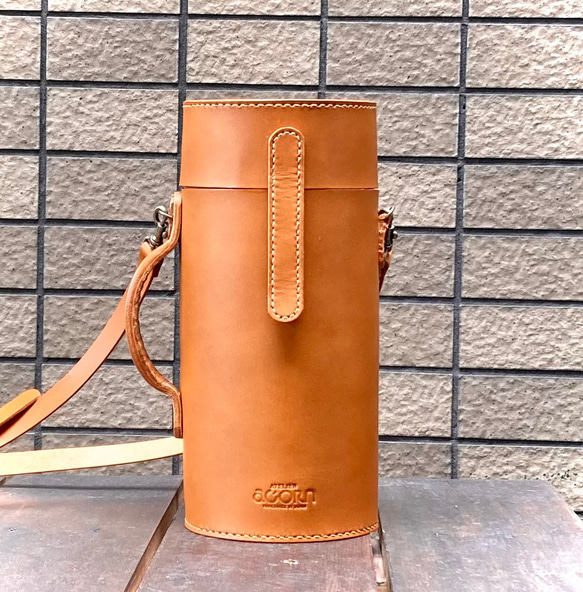 蝶モチーフのアンティークなヌメ革ショルダーバッグ（キャメル）