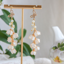 白い秋の花】ハンドメイド オリジナル イヤリング 銅線 樹脂