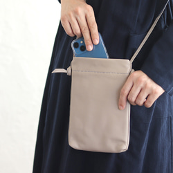 真皮智慧型手機肩挎粉筆皮革手袋，也可用作助手袋，內部布料（坯布）。 第1張的照片