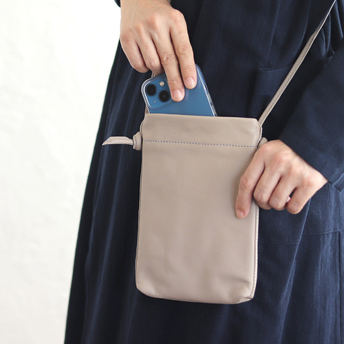 本革スマホショルダー chalk アシスタントポーチにもなるレザー