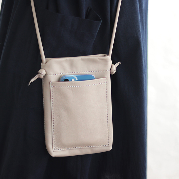 真皮智慧型手機肩挎粉筆皮革手袋，也可用作助手袋，內部布料（坯布）。 第3張的照片