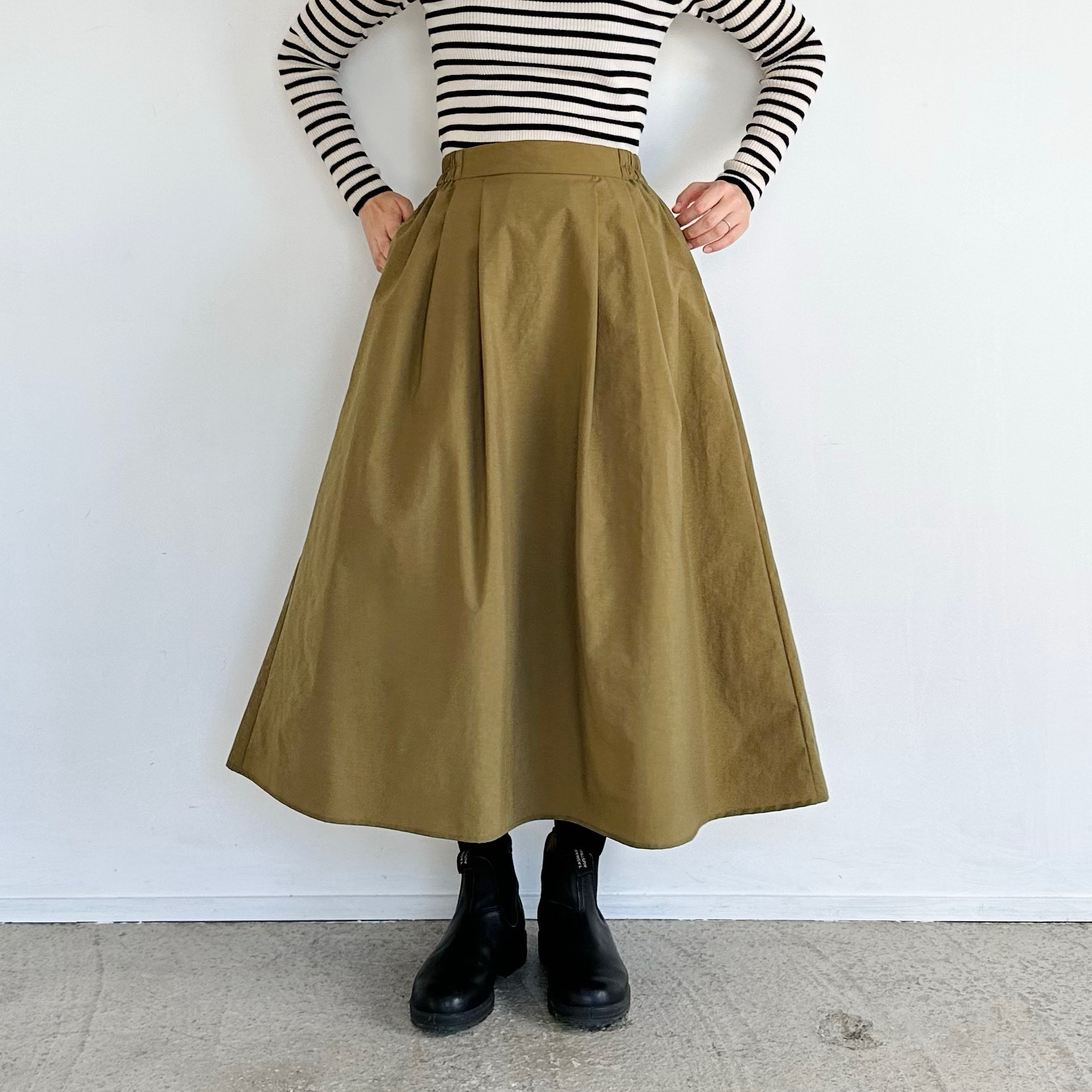 ナイロンタフタフレアミディスカート（カーキ）【イージーケア・防しわ・撥水】☆ウエスト2段階調節機能付き