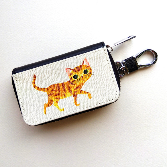 スマートキーケース“お散歩猫のイラスト入り〈茶トラ猫・サバトラ猫〉” 2枚目の画像