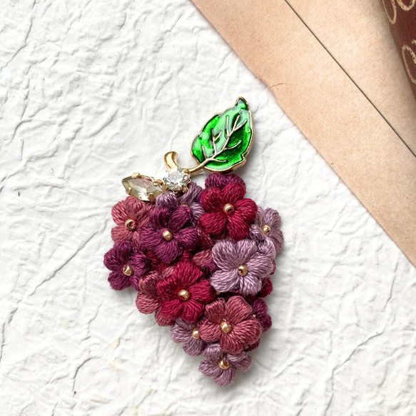【こっくり秋色葡萄のブローチ】　お花 の ぶどう ブローチ　ボルドー　紫 4枚目の画像