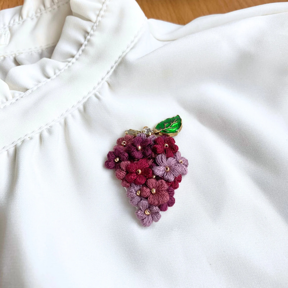 【こっくり秋色葡萄のブローチ】　お花 の ぶどう ブローチ　ボルドー　紫 9枚目の画像