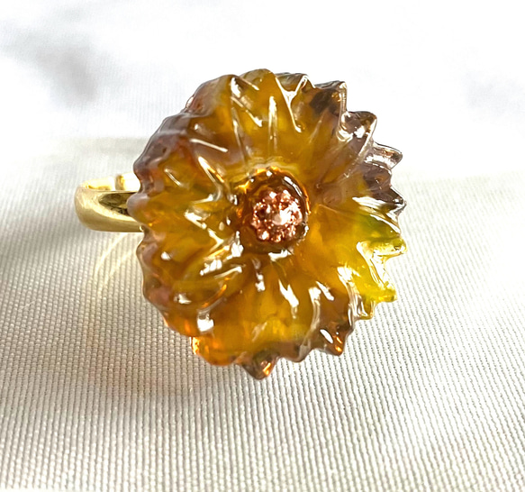 べっこう花の指輪　k16gp フリーサイズ　ゴールド　金メッキ　レジン　リング　茶色　黄色　オレンジ　 3枚目の画像