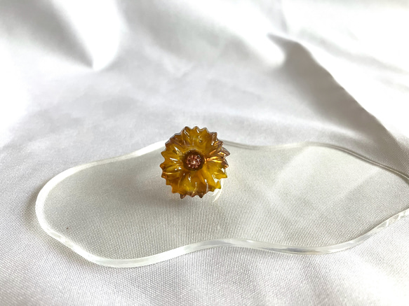 べっこう花の指輪　k16gp フリーサイズ　ゴールド　金メッキ　レジン　リング　茶色　黄色　オレンジ　 6枚目の画像