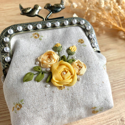 イエローブーケのがま口ポーチ　手刺繍　ハンドメイド イエローローズブーケのミニがま口ポーチ コットンリネン マチ