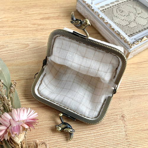 イエローブーケのがま口ポーチ　手刺繍　ハンドメイド イエローブーケのがま口ポーチ 手刺繍 ハンドメイド 財布