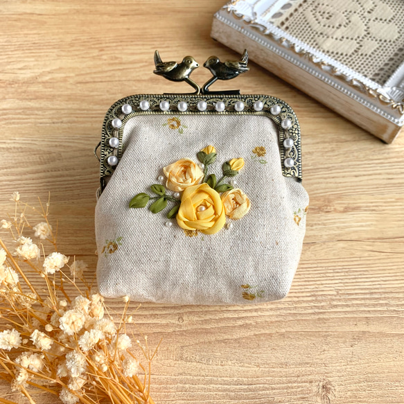 イエローブーケのがま口ポーチ　手刺繍　ハンドメイド イエローブーケのがま口ポーチ 手刺繍 ハンドメイド 財布