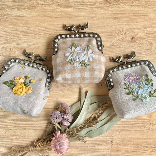イエローブーケのがま口ポーチ 手刺繍 ハンドメイド 財布