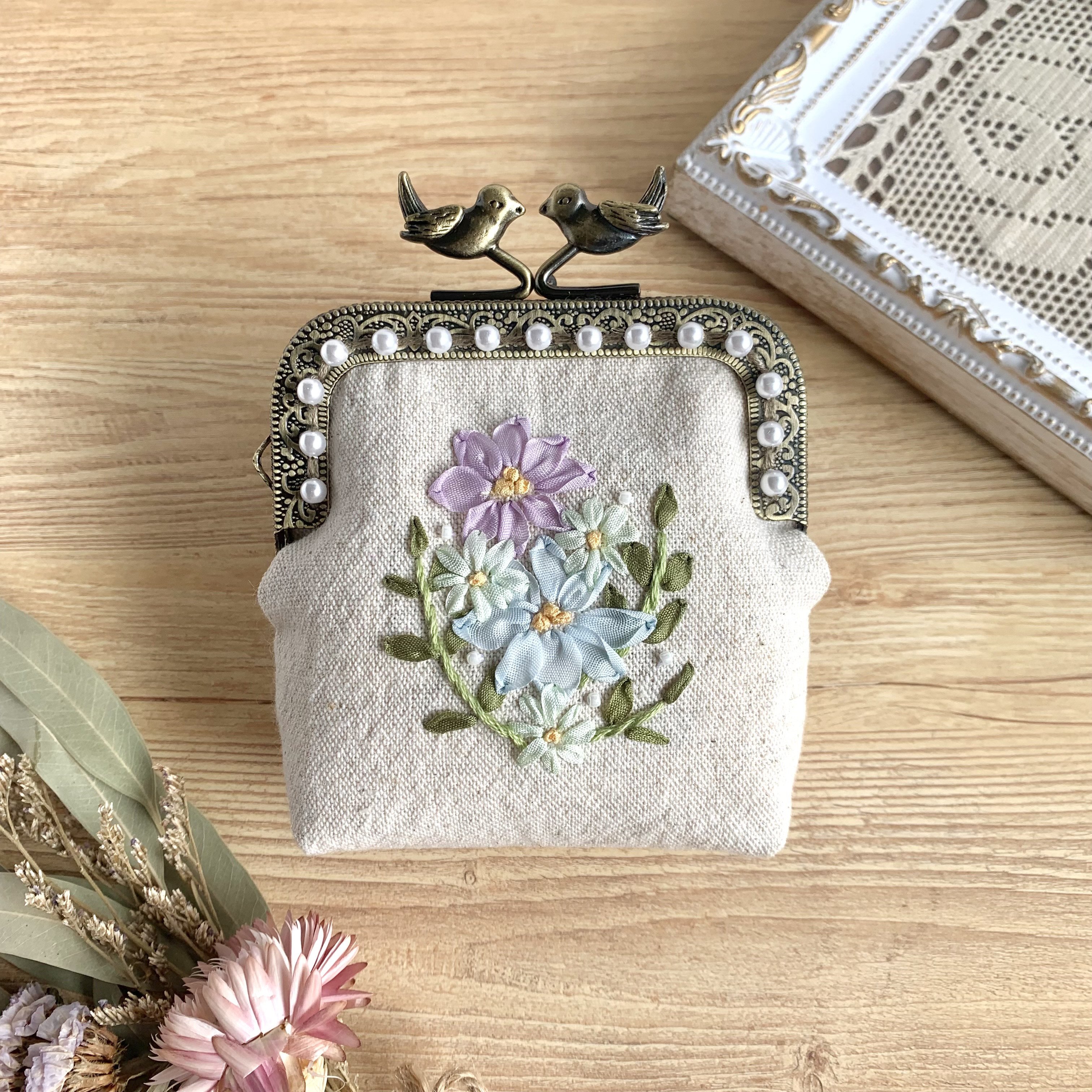 人気ブランドの新作 イエローブーケのがま口ポーチ　手刺繍　ハンドメイド 財布・ケース・小物入れ