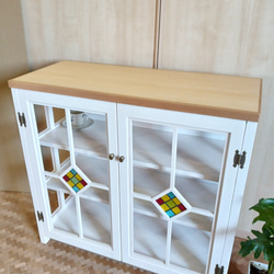 ステンドグラス入り扉のキャビネット ナチュラル色 食器棚 飾り棚 高さ