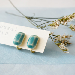 陶器のアクセサリー　エメラルドグリーンの宝石　　ピアス/イヤリング 2枚目の画像