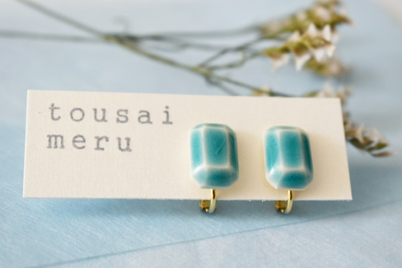 陶器のアクセサリー　エメラルドグリーンの宝石　　ピアス/イヤリング 3枚目の画像