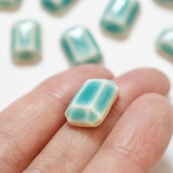 陶器のアクセサリー　エメラルドグリーンの宝石　　ピアス/イヤリング 11枚目の画像