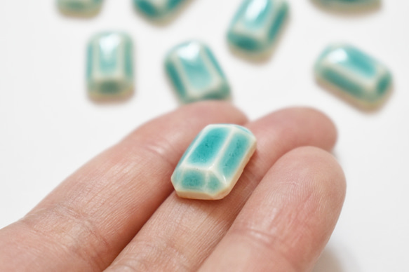 陶器のアクセサリー　エメラルドグリーンの宝石　　ピアス/イヤリング 11枚目の画像