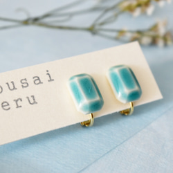 陶器のアクセサリー　エメラルドグリーンの宝石　　ピアス/イヤリング 1枚目の画像