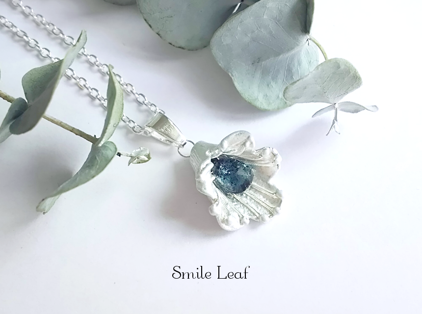 モスカイヤナイトのフラワーモチーフペンダント