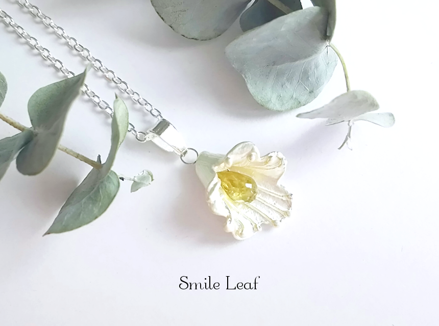 グロッシュラーガーネットのフラワーモチーフペンダント