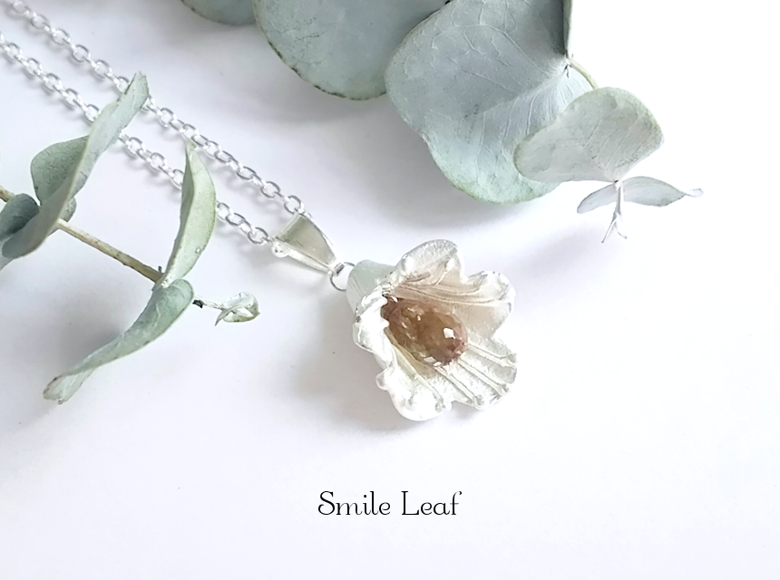 アンダリュサイトのフラワーモチーフペンダント