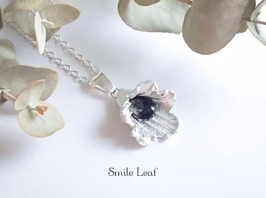 アイオライトサンストーンのフラワーモチーフペンダント