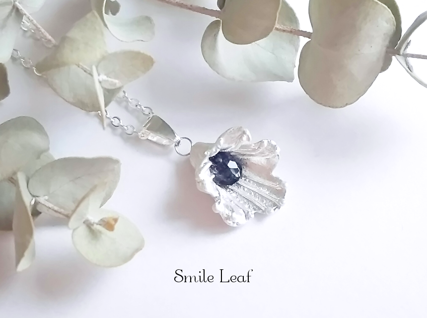 アイオライトサンストーンのフラワーモチーフペンダント 4,620円