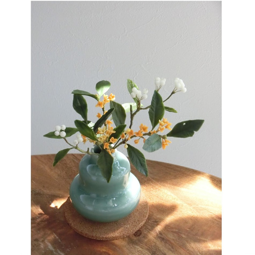 立体的花をちりばめた豪華な花瓶 ✿【 SOLD＊OUT 】「秋を知らせる香りの花」金木犀と白式部の花瓶挿し