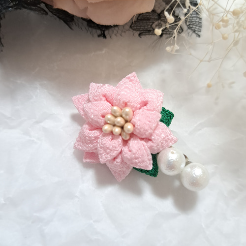 冬 の花“桃色 ポインセチア” の ブローチ ☆つまみ細工☆ ブローチ