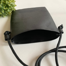 再再・・販☆凄～く軽いスマホポシェット☆ラミネート生地☆スマホポーチ☆ブラック☆無地 3枚目の画像