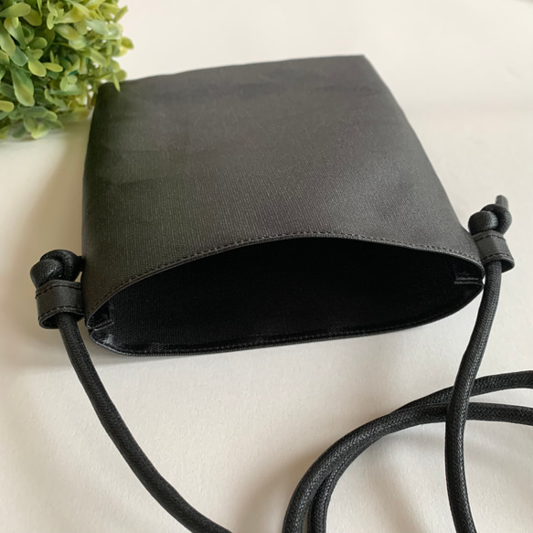 再再・・販☆凄～く軽いスマホポシェット☆ラミネート生地☆スマホポーチ☆ブラック☆無地 3枚目の画像