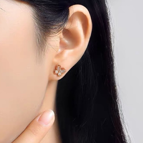 蝶々モチーフ 天然ダイヤモンド付きピアスk18 ピアス（スタッド・一粒  