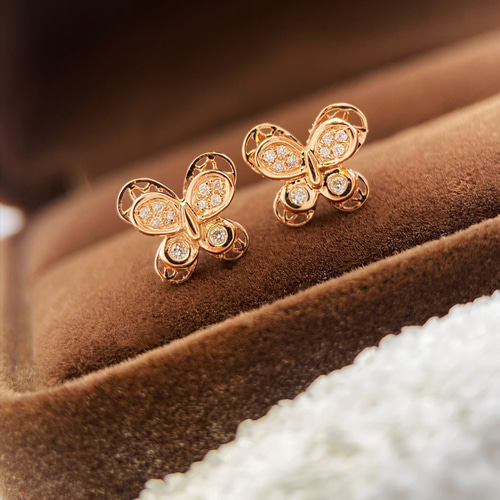 蝶々モチーフ 天然ダイヤモンド付きピアスk18 ピアス（スタッド・一粒  