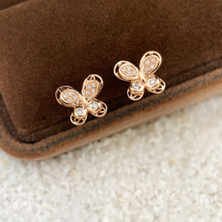 蝶々モチーフ 天然ダイヤモンド付きピアスk18 ピアス（スタッド・一粒  