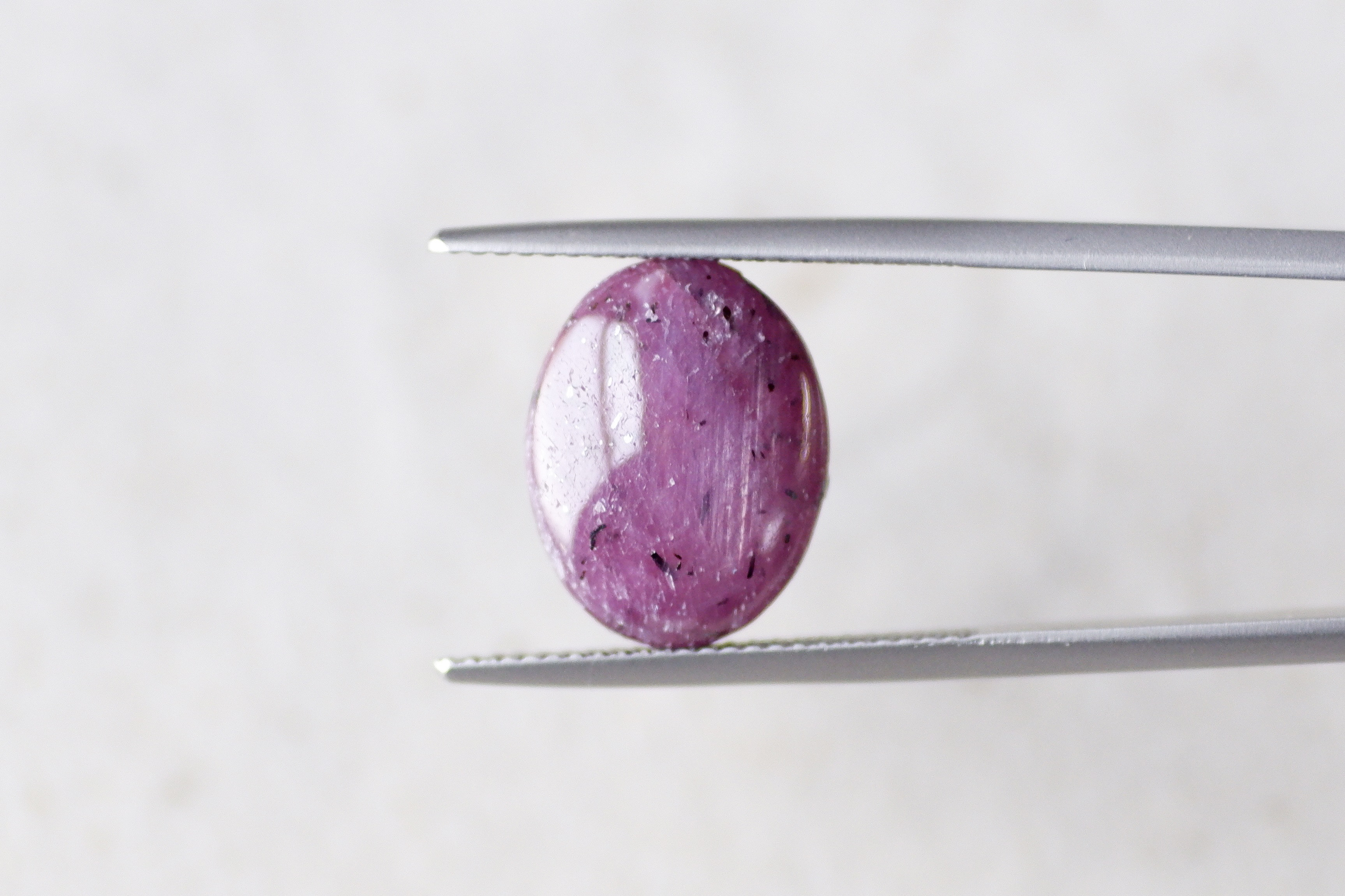 スター・ルビー＊オーバル・バフトップ・カット＊14.43t＊14.1×11.0mm＊COR-010