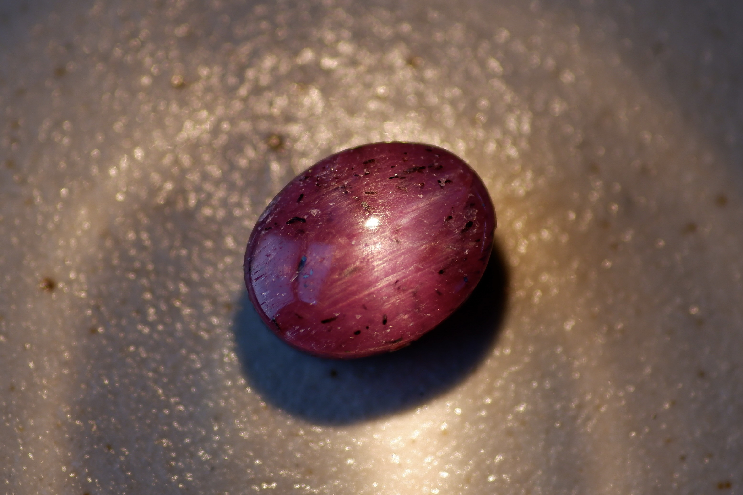 スター・ルビー＊オーバル・バフトップ・カット＊14.43t＊14.1×11.0mm＊COR-010