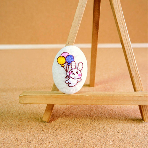ウサギさんと苺の刺繍ホワイト綿素材の正方形ストール（未使用に近い） アネモネとバラと過ごすウサギさん＞Chicchi刺繍キット - DMC