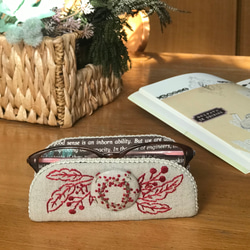 赤い木の実と葉　刺繍　ナチュラルで　おしゃれメガネスタンド　メガネケース　眼鏡置き　 2枚目の画像