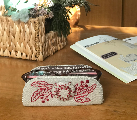 赤い木の実と葉　刺繍　ナチュラルで　おしゃれメガネスタンド　メガネケース　眼鏡置き　 2枚目の画像